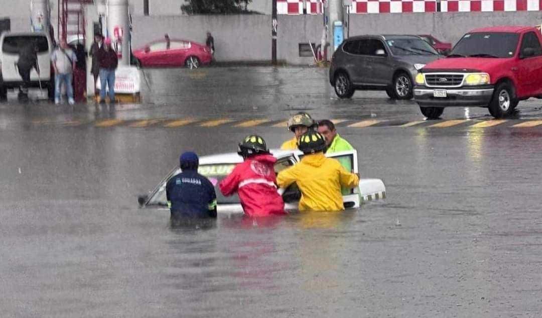 La lluvia de casi 60 minutos en el Valle de Toluca dejó inundaciones que colapsaron la vialidad, vehículos varados y  complicaciones para las personas. Foto: Cortesía