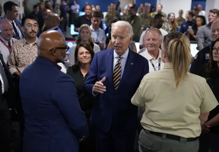 Biden visita Florida el sábado 2 de setiembre de 2023 para inspeccionar los estragos causados por el huracán Idalia. (AP Foto/Evan Vucci, File)