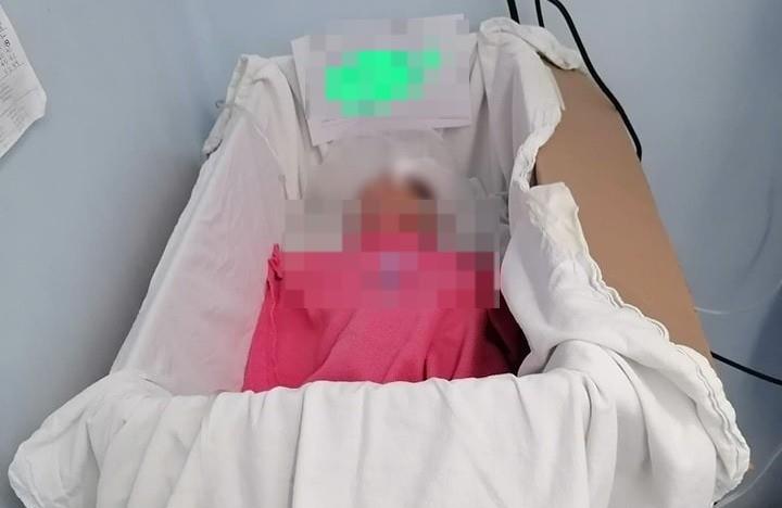 Mediante redes sociales, una persona con acceso al área pediatría compartió la fotografía del neonato dentro de una caja cubierta con una sábana blanca. Foto: Especial.