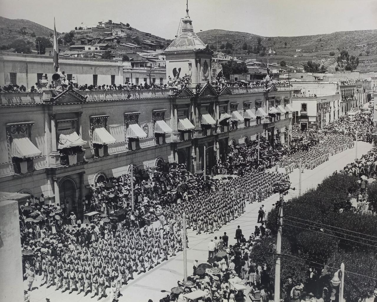 Fotografía titulada “Fotografía de la década de 1950”, en conmemoración del mes patrio.