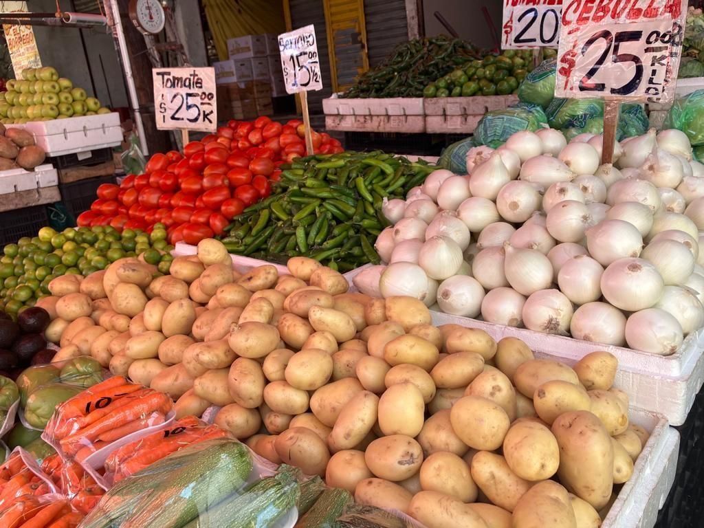 POSTAMX realizó un recorrido por el Mesón Estrella, ubicado en el centro de Monterrey, donde se constató que el precio del limón y el tomate era similar entre los oferentes, de 35 a 35 aproximadamente. Foto: Rosy Sandoval