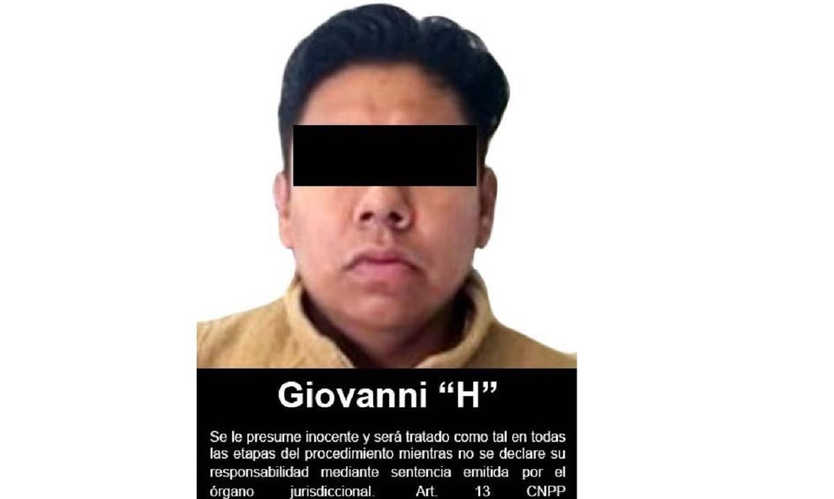 La entrega del fugitivo tuvo lugar en el Aeropuerto Internacional de la Ciudad de México (AICM), donde fue trasladado por agentes designados por Estados Unidos. Foto: Twitter @FGRMexico