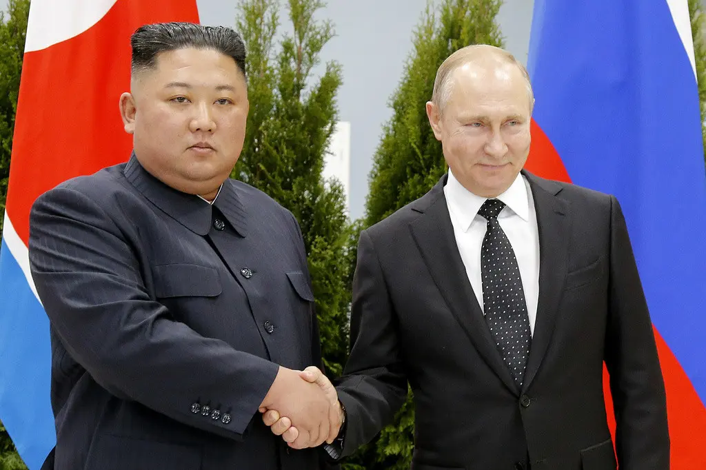 El presidente ruso Vladímir Putin, a la derecha, y su homólogo norcoreano Kim Jong Un se estrechan la mano.  (AP Foto/Alexander Zemlianichenko, foto compartida, archivo)