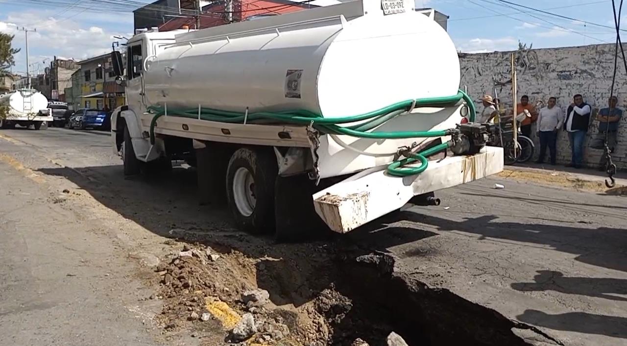 Una pipa cayó en un socavón cuando circulaba por la avenida Gustavo Baz en la colonia Granjas Valle de Gudalupe, en Ecatepec. Foto: Captura de pantalla