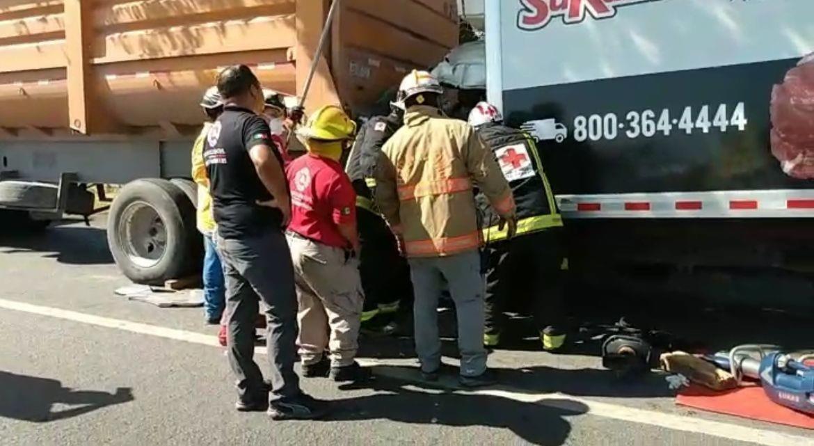 Aparatoso accidente automovilístico deja dos personas prensadas. Foto. Cortesía