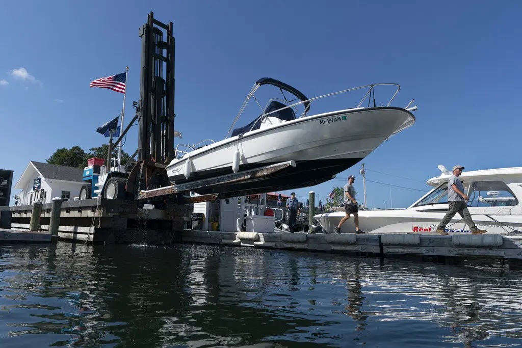 Un bote es sacado del agua previo a la llegada del huracán Lee en la marina de York, Maine, el jueves 14 de septiembre de 2023. (AP Foto/Robert F. Bukaty)