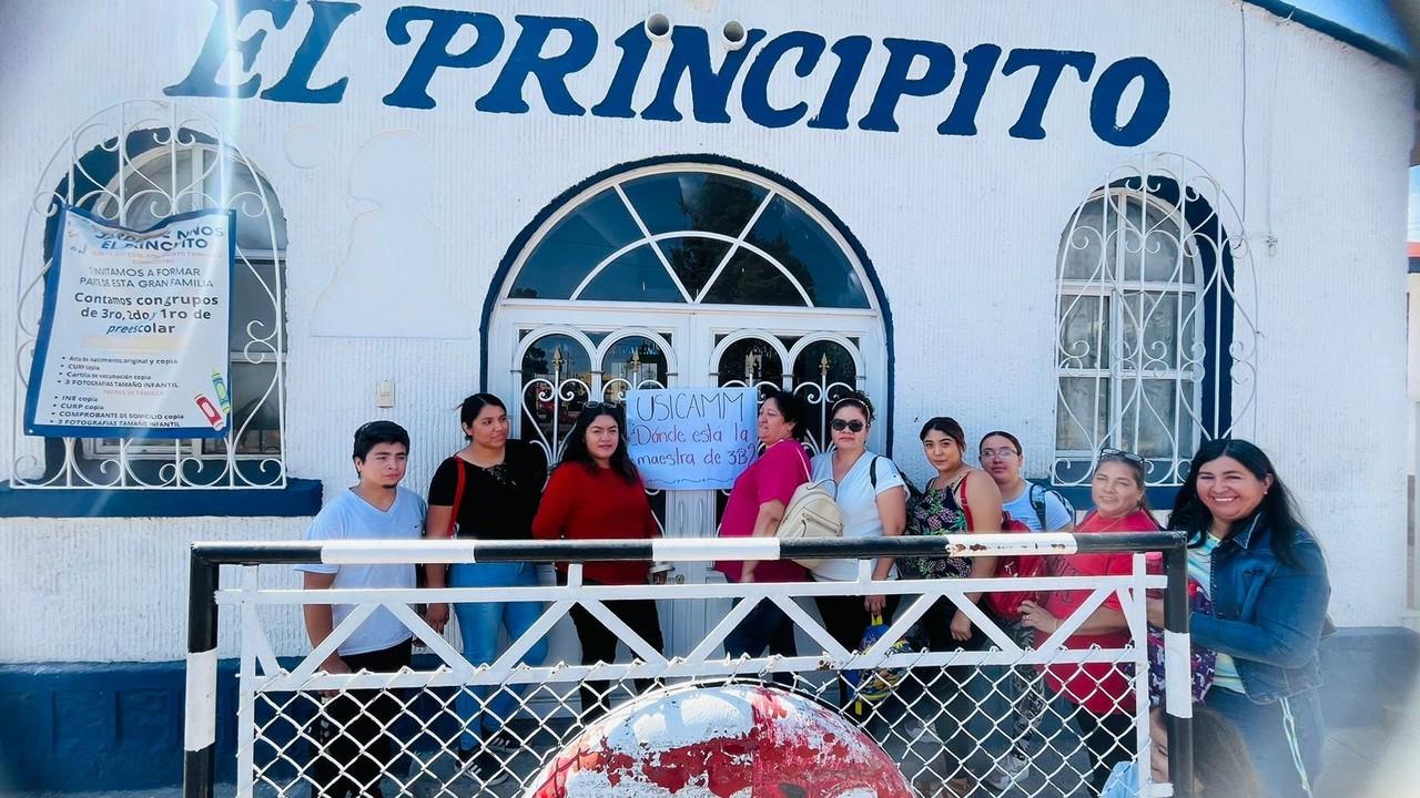 Madres de familia exigen el tener una maestra disponible para tercer grado de el Jardín de Niños El Principito. Foto: Jesús Carrillo.