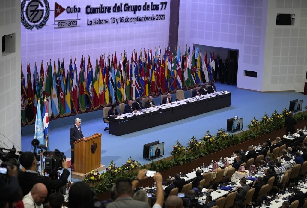 El presidente de Cuba, Miguel Díaz-Canel, se dirige a los líderes que asisten a la cumbre del G77   China en La Habana, Cuba, el viernes 15 de septiembre de 2023. (AP Foto/Ramón Espinosa)