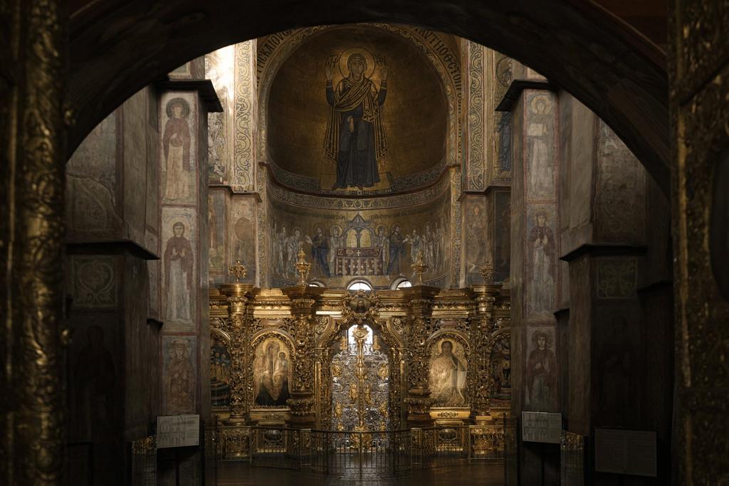 La emblemática Catedral de Santa Sofía en Kiev y el centro medieval de la ciudad occidental de Leópolis son sitios clasificados como Patrimonio de la Humanidad que ocupan un lugar central en la cultura y la historia de Ucrania. (AP Foto/Vadim Ghirda, File)