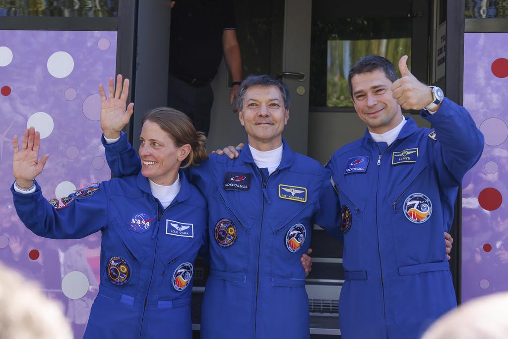 Esta fotografía difundida por la corporación espacial Roscosmos muestra a la astronauta de la NASA, Loral OHara, y a los cosmonautas rusos Oleg Kononenko y Nikolai Chub. (Roscosmos vía AP)