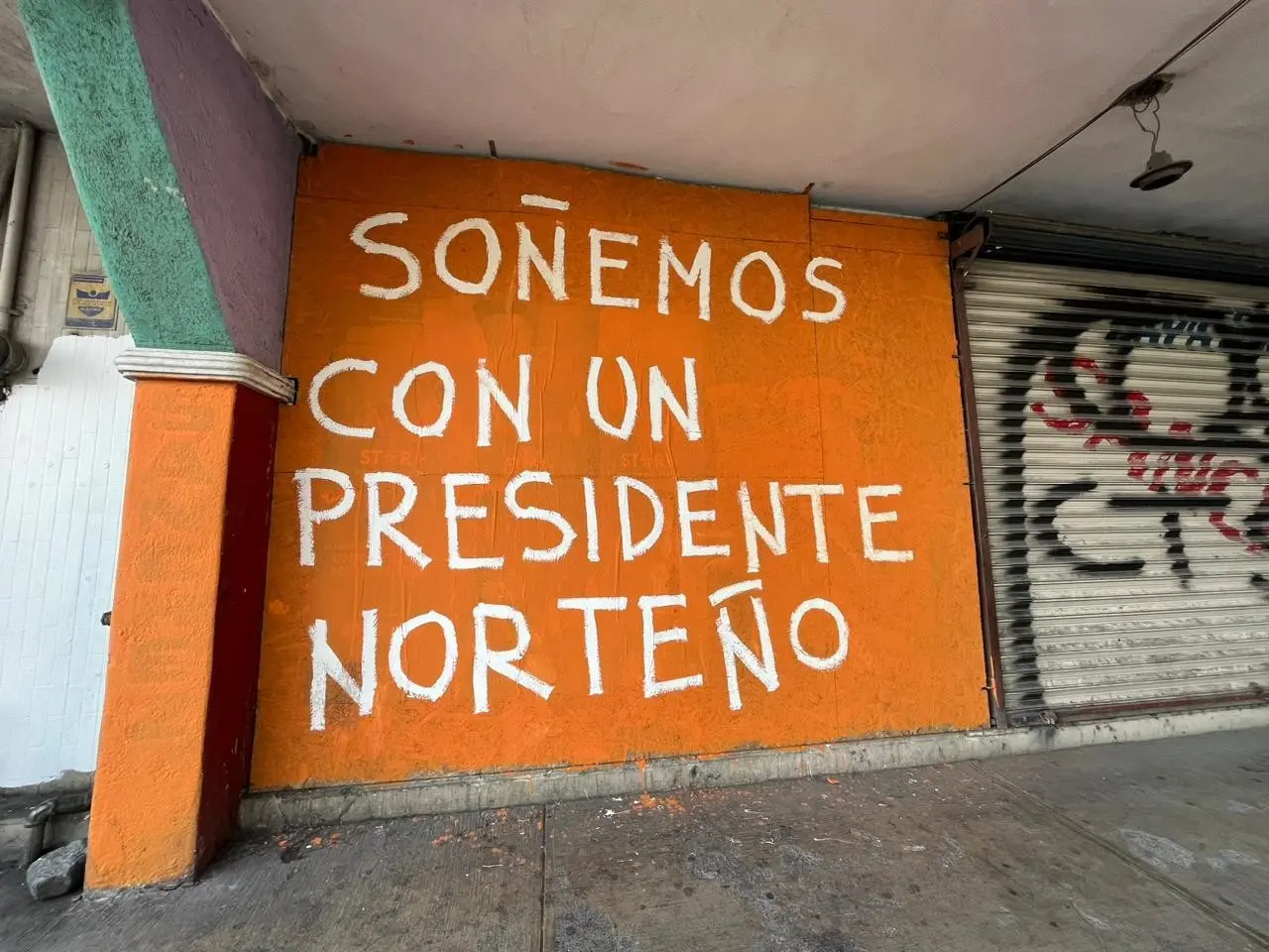 Bardas con la leyenda Soñemos con un presidente norteño o Soñemos con un presidente regio en colores naranja y blanco han aparecido en distintas partes de Monterrey. Foto: Karla Omosigho