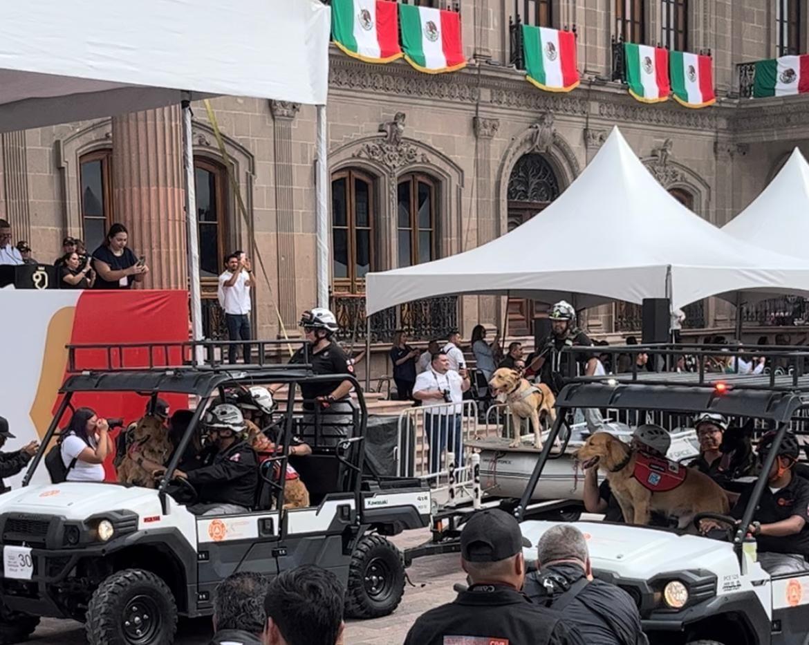 Los lomitos de Protección Civil y Guardia Nacional se robaron los corazones durante el Desfile de Independencia. Foto: Karla Omosigho