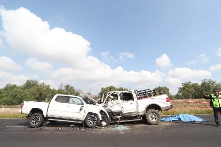 El choque frontal de dos camionetas dejó saldo de un muerto y dos personas lesionadas en la autopista México-Pirámides en Acolman, la mañana del domingo 17 de septiembre. Foto:  Captura de pantalla