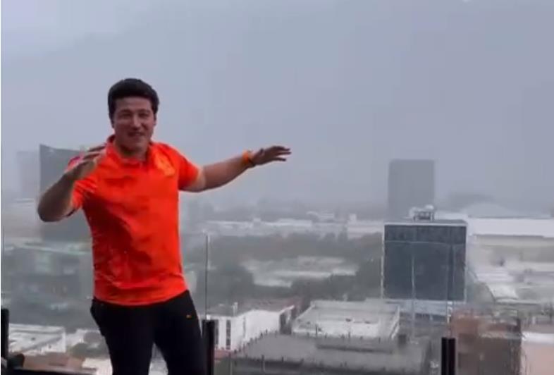 Samuel García festeja la llegada de lluvia en medio de la sequía en Nuevo León