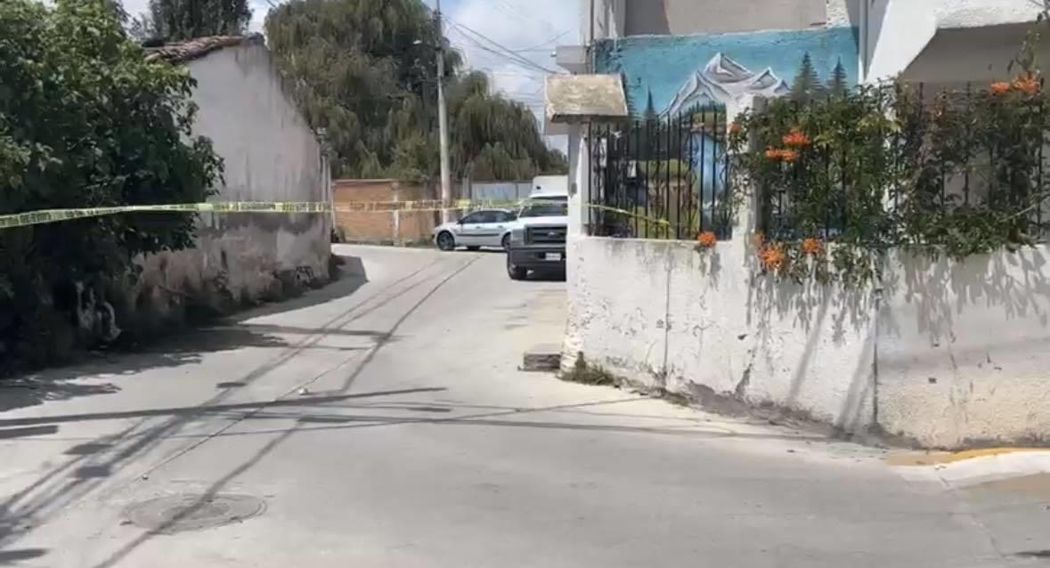 Asesinan a un hombre a cuchilladas, lo encuentran en el patio de una casa abandonada en el municipio de Zinacantepec. Foto: Captura de pantalla