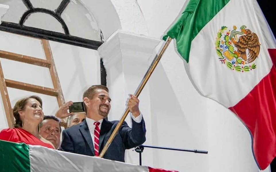 Los cientos de asistentes que se dieron cita a la plaza pública contestaron con un ¡Viva! y el alcalde continúo las arengas sin corregirlo. Foto: Especial.