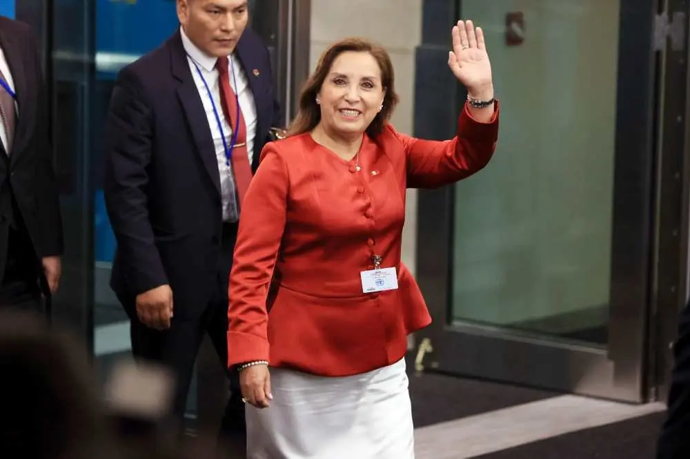 La presidenta Dina Boluarte llega a la sede de la