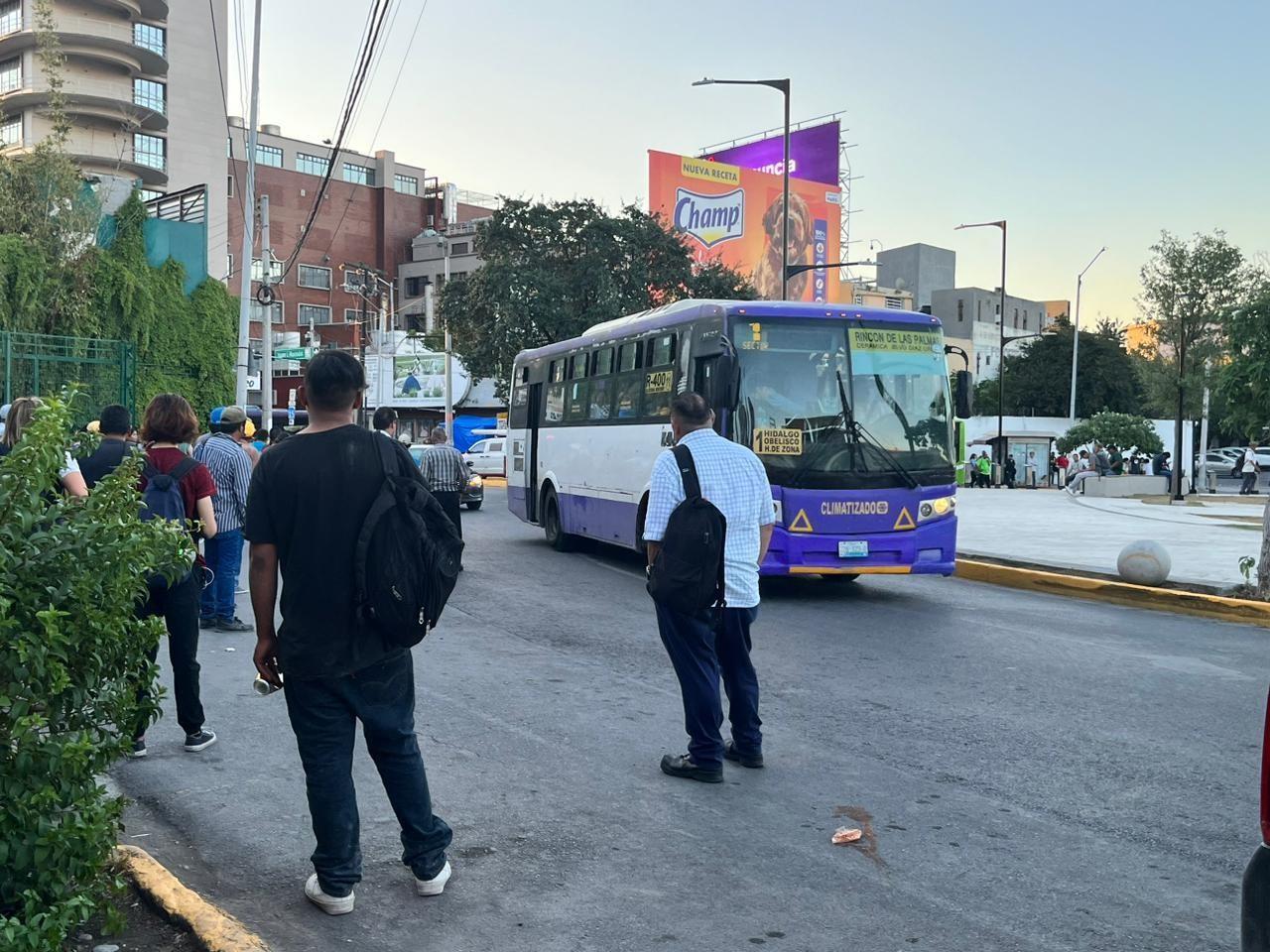 Las problemáticas principales que denunciaron los usuarios de los camiones fueron que no cumplen con la frecuencia de paso, hay pocas unidades, modifican los horarios y fallas en el validador de la tarjeta. Foto: Karla Omosigho