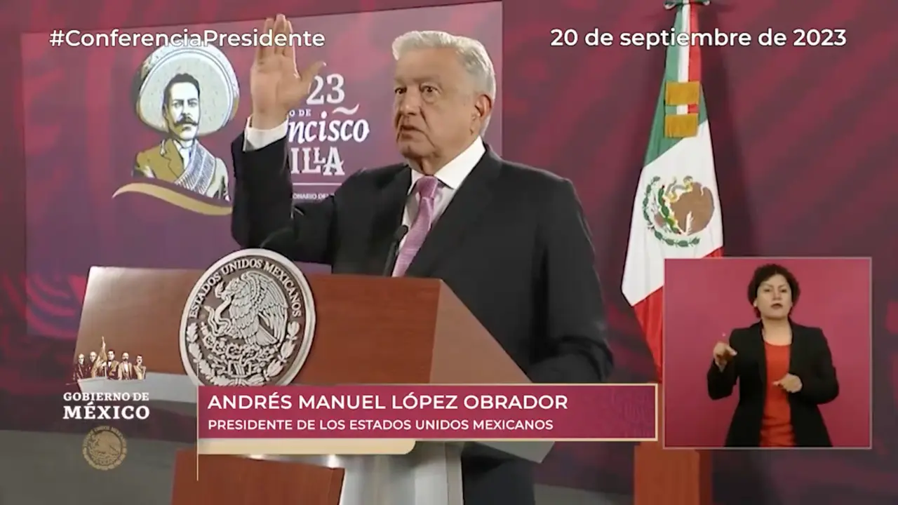 Durante la construcción de esta carretera, el presidente López Obrador tuvo la oportunidad de saludar de mano a la señora María Consuelo Loera, madre de El Chapo Guzmán. Foto: Captura de pantalla