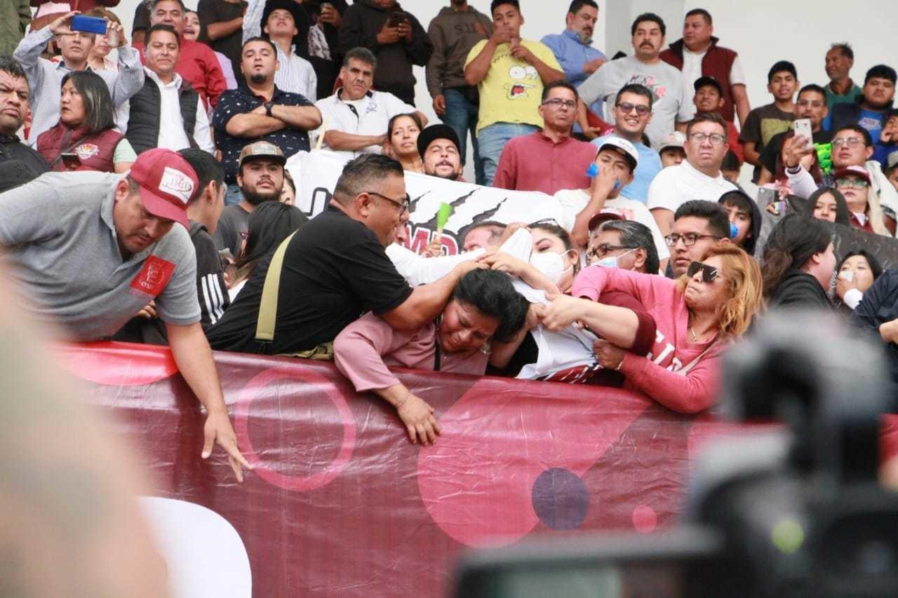 Se armó la trifulca en las gradas durante el primer evento de la gobernadora Delfina Gómez en Ecatepec, las autoridades identificaron a varias personas como participantes en bloqueos de vialidades en el municipio. Foto: Captura de pantalla