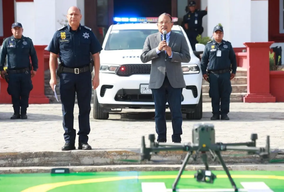 El alcalde Andrés Mijes junto a Marco Antonio Zavala, secretario de Seguridad presentaron las nuevas 20 patrullas y dos nuevos drones, que se emplearán para labores tácticas y de vigilancia. Foto: Gobierno de Escobedo