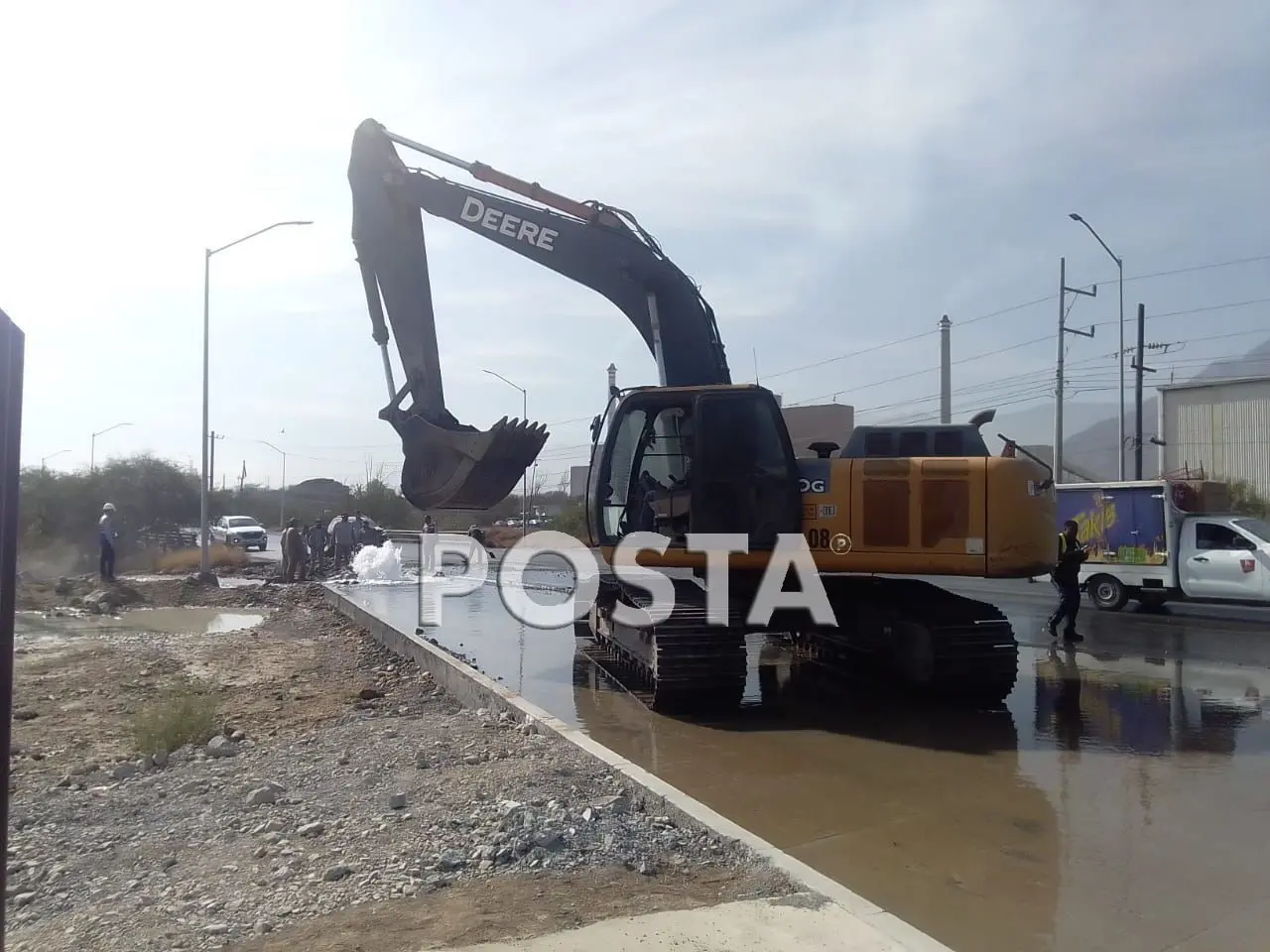 Al menos siete colonias del municipio de García se vieron afectadas por la ruptura de una tubería de 18 pulgada de agua potable que provocó una mega fuga. Foto: Especial/ POSTAMX