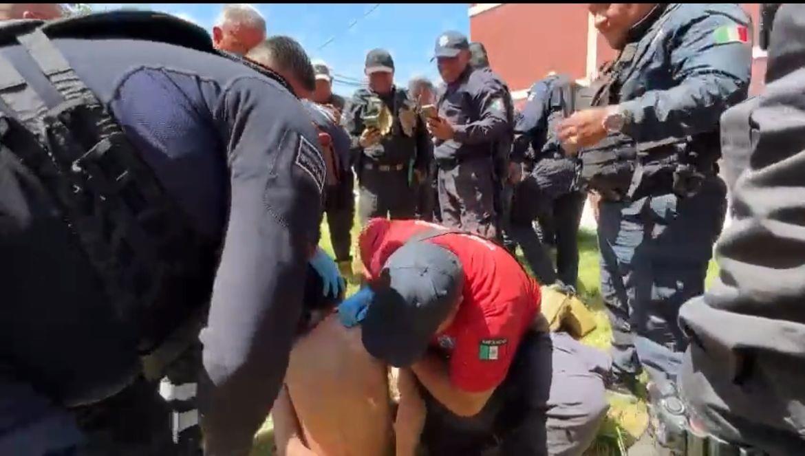 La propietaria sorprendió al hombre, quien al verse descubierto intentó escapar, subiendo a la copa de un árbol para evitar ser detenido..