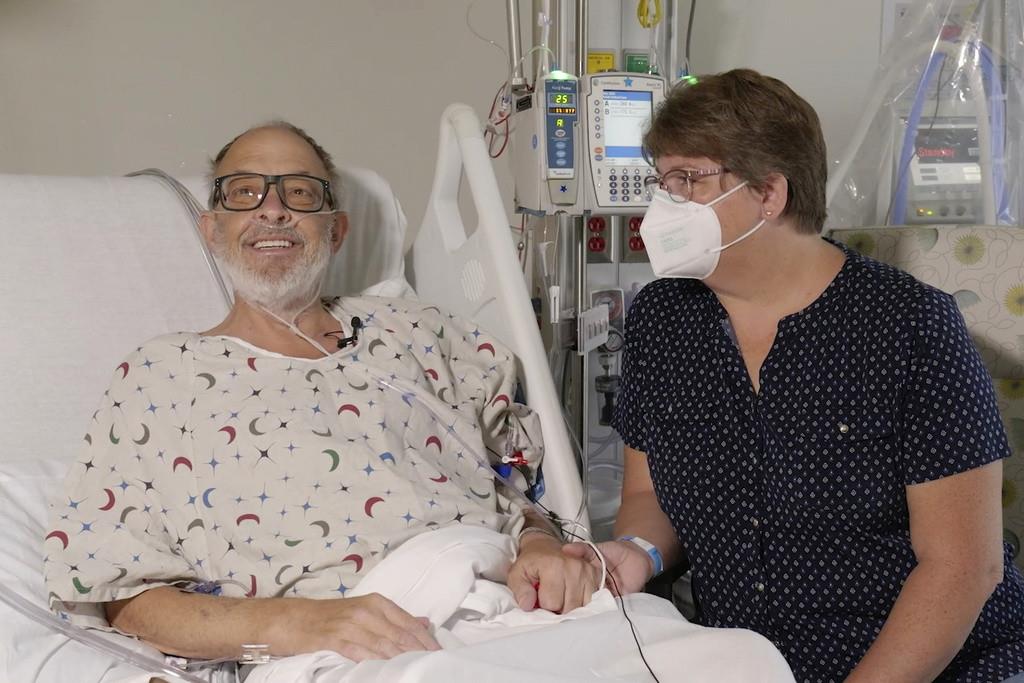 Dos días después del trasplante, Lawrence ya contaba chistes y era capaz de sentarse en una silla, según informaron los médicos el viernes 22 de septiembre de 2023. (Mark Teske/University of Maryland School of Medicine via AP)