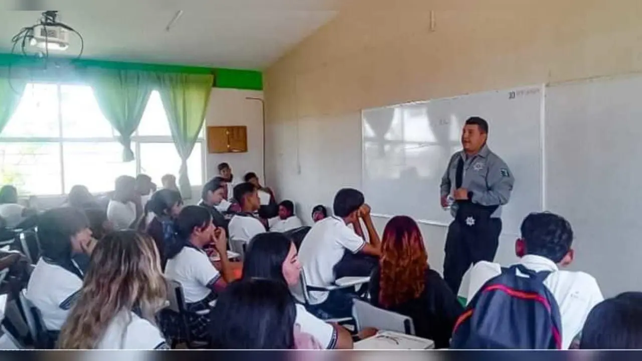 Personal de la Dirección de Tránsito y Vialidad impartiendo un taller de cultura vial a alumnos gomezpalatinos. Foto: Facebook Ayuntamiento de Gómez Palacio.