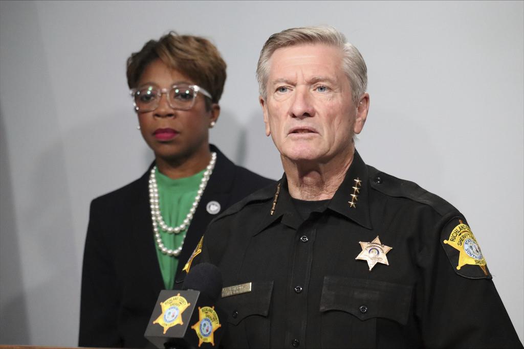 El jefe policial del condado Richland, Leon Lott, derecha, es acompañado por la concejal Gretchen Barron en una conferencia de prensa, el lunes 25 de septiembre de 2023 en Columbia, Carolina del Sur. (AP Foto/James Pollard)