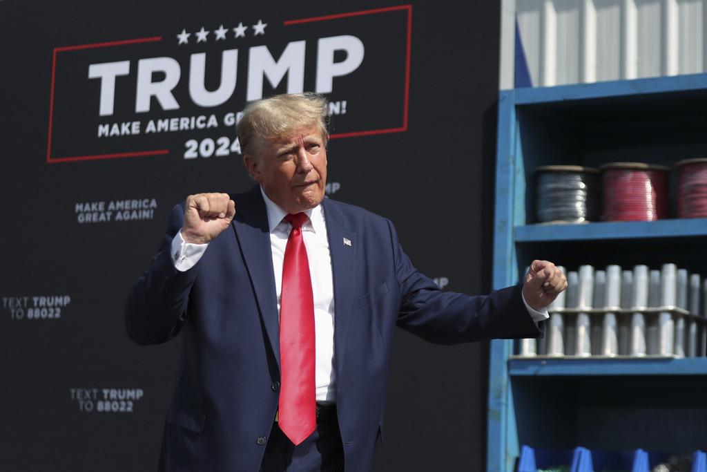 El expresidente de EU Donald Trump baila tras pronunciar un discurso en un mitin en Summerville, Carolina del Sur, el lunes 25 de septiembre de 2023. (AP Foto/Artie Walker Jr.)