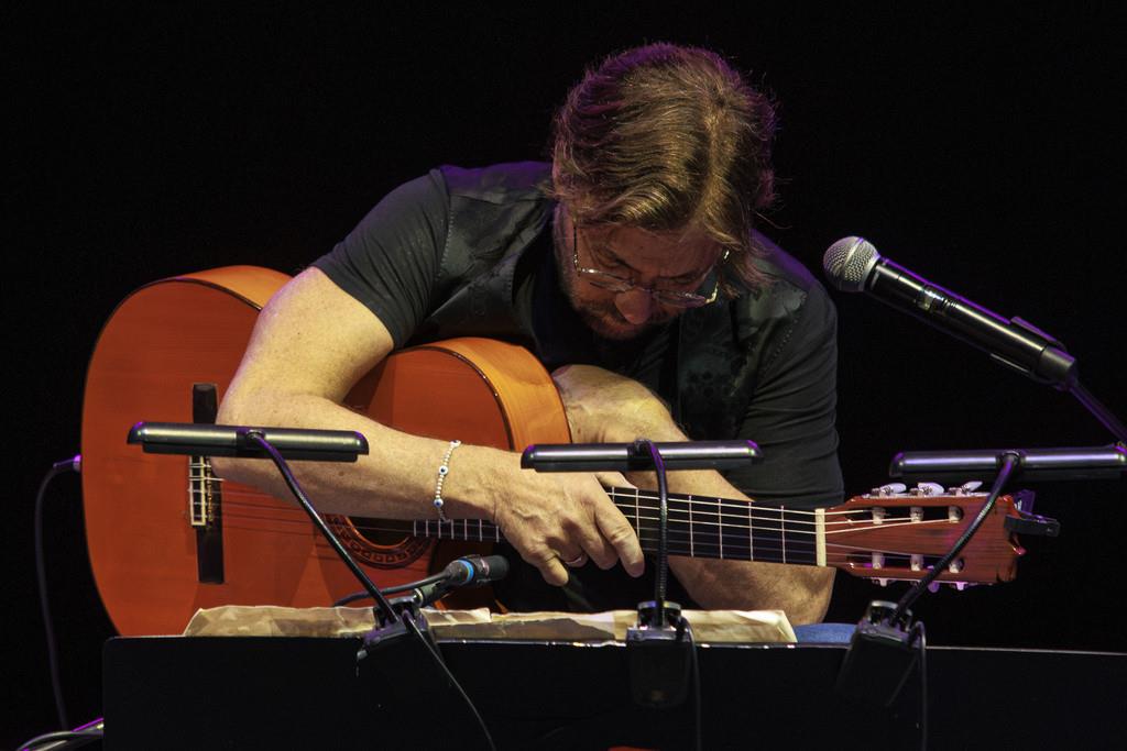 Di Meola sufrió un infarto durante una actuación en la capital rumana. Se encuentra en condición estable y recibiendo tratamiento, dijo el jueves un vocero del hospital en el que fue ingresado. (Foto AP/Dragos Cristescu)