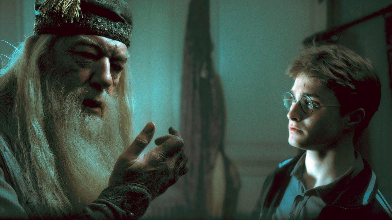 Michael Gambon junto a Daniel Radcliffe en Harry Potter y el Misterio del Príncipe. Foto: Warner Bros. Pictures