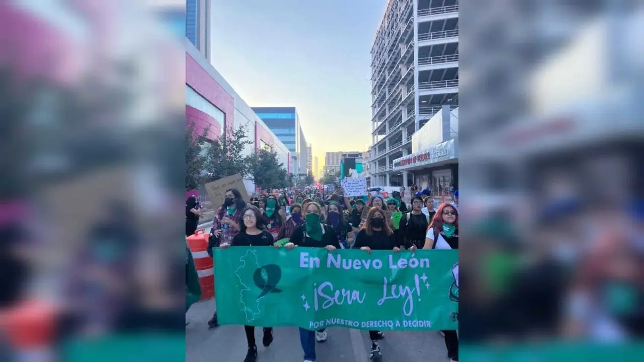 El contigente conformado por 100 mujeres para marchar a favor de la legalización del aborto y promover el derecho a decidir sobre su propio cuerpo. Foto: Rosy Sandoval