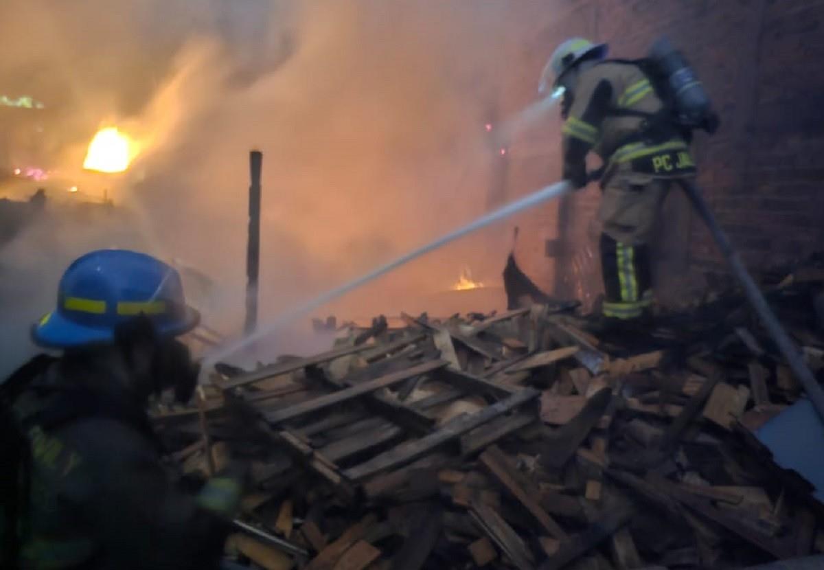 Las autoridades de Tlaquepaque colocaron sellos de clausura a la fábrica de tarimas que se incendió por segunda ocasión en poco más de un mes. Foto: Facebook Protección Civil Jalisco