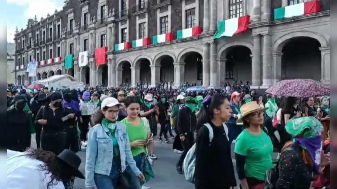 Cientos de mujeres marcharon por calles del centro de Toluca, derribaron las vallas que protegían el Palacio de Gobierno, realizaron pintas y gritaron consignas exigiendo aborto libre, legal, seguro y gratuito. Foto: Redes Sociales