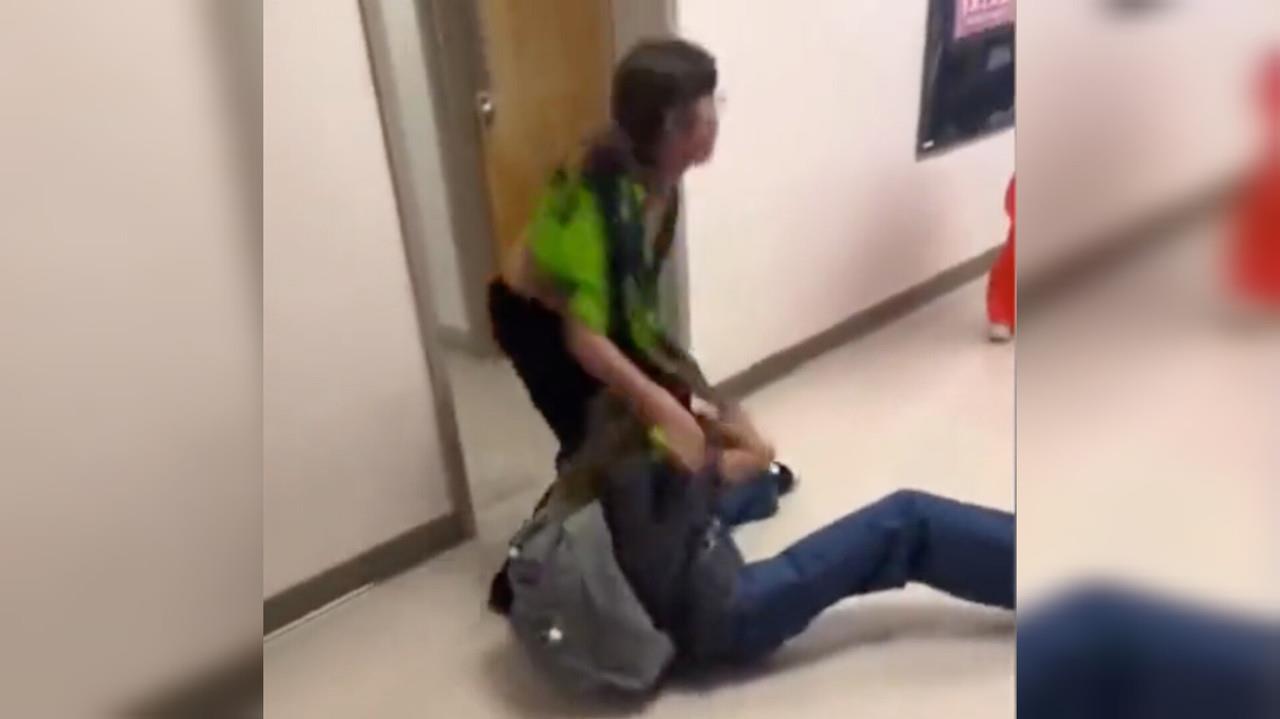 Las imágenes fueron captadas por otros adolescentes, y muestran a un grupo de alumnos que caminaban por el pasillo de la secundaria cuando, son alcanzados por el estudiante de camisa verde. Foto: Captura de pantalla