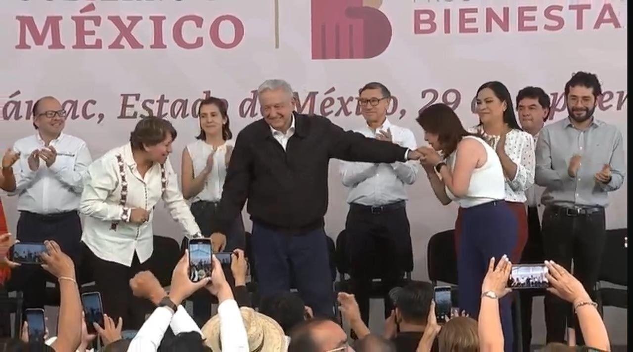 Mariela Gutiérrez, alcaldesa de Tecámac, besó la mano al presidente Andrés Manuel López Obrador durante su visita a ese municipio. Foto: Redes Sociales