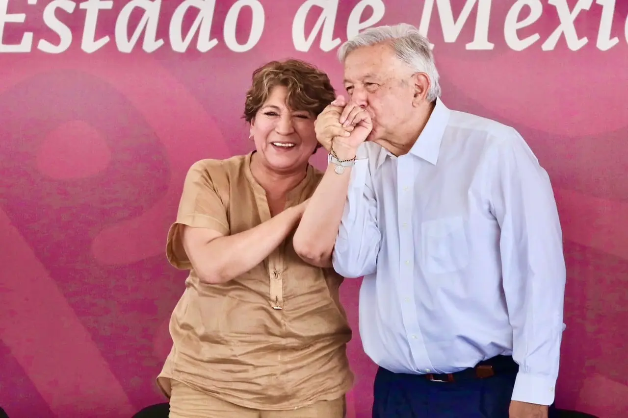 El presidente López Obrador besó la manos, en dos ocaciones, a la gobernadora Delfina Gómez despúes de la polémica causada por el beso que le dio en la mano la alcaldesa de Tecámac. Foto: FB Delfina Gómez