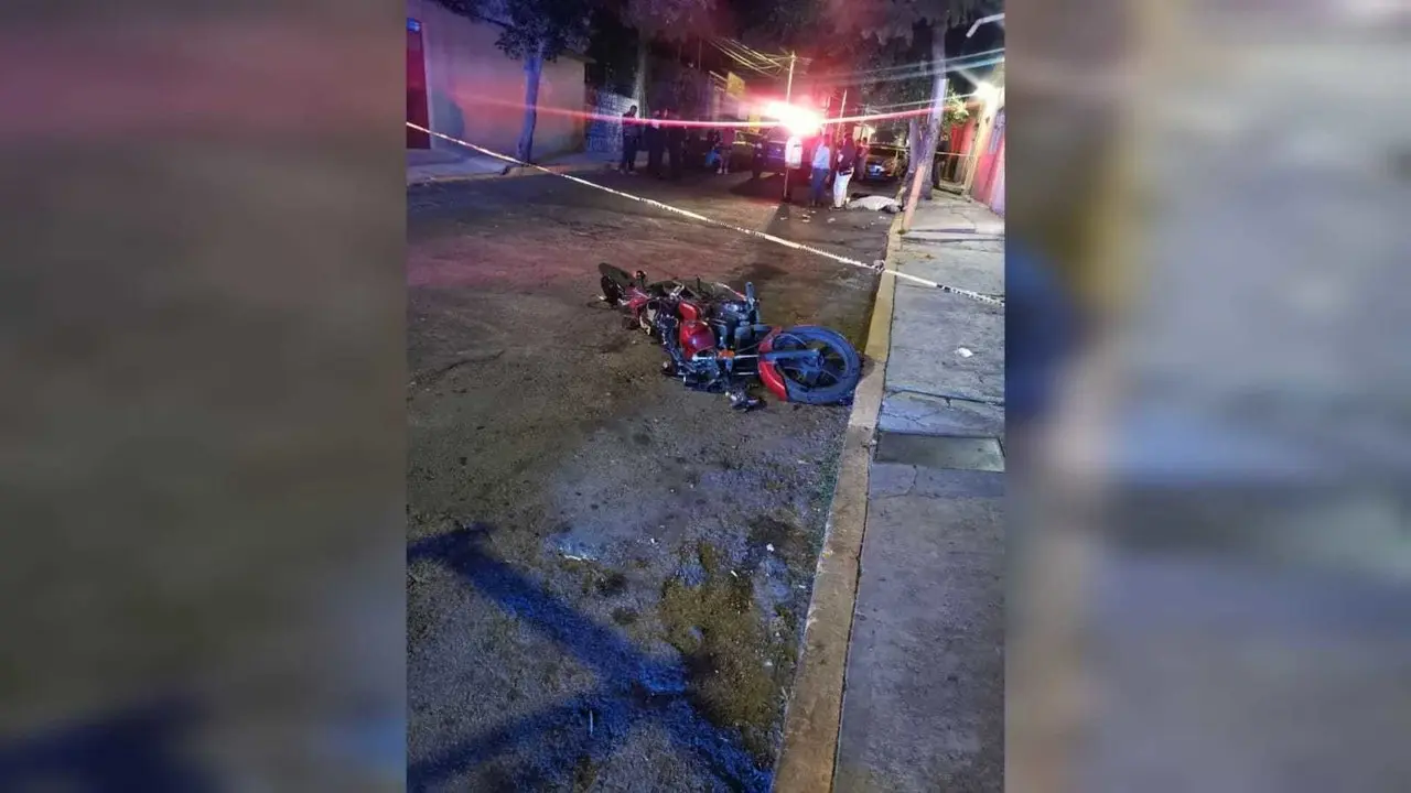 El motociclista fue arrollado por el conductor de un automóvil, que según testigos, huyó. Ocurrió cerca de la Capilla del Calvario, en el centro de Ecatepec. Foto Captura de pantalla