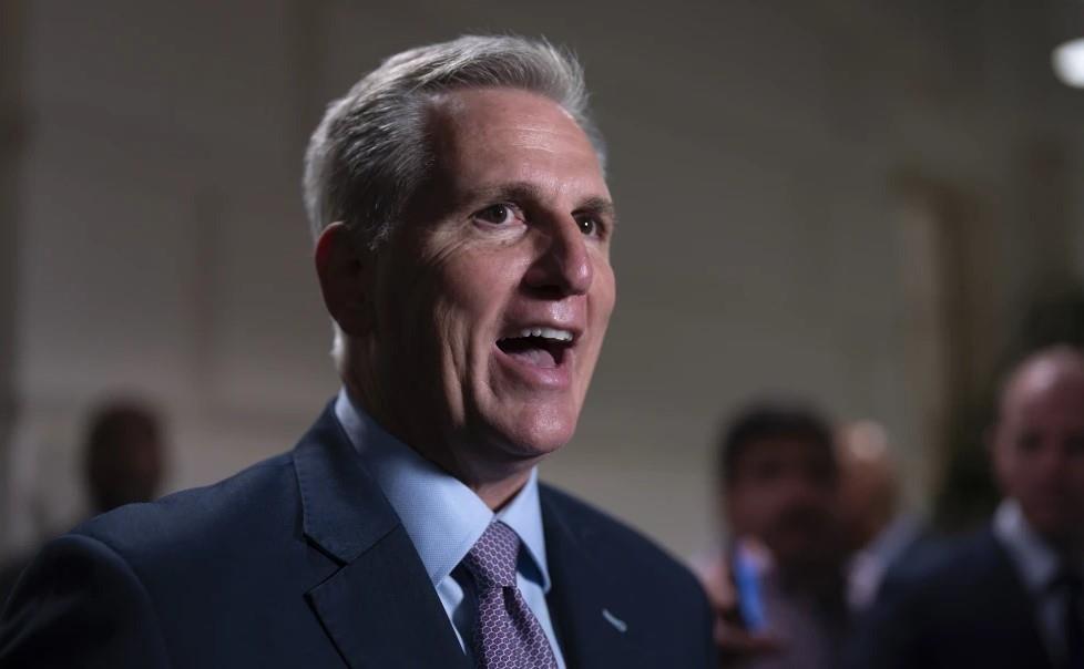 El presidente de la Cámara de Representantes, el republicano Kevin McCarthy, habla con la prensa después de una reunión a puertas cerradas. (AP Foto/J. Scott Applewhite)