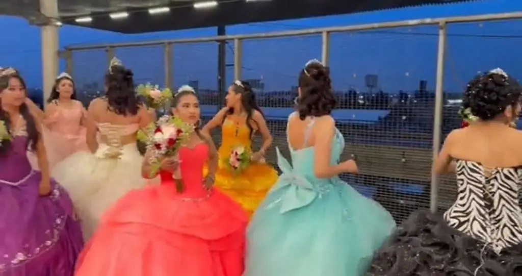 Posan 17 quinceañeras para sesión fotográfica en El Insurgente. Crédito: POSTA.