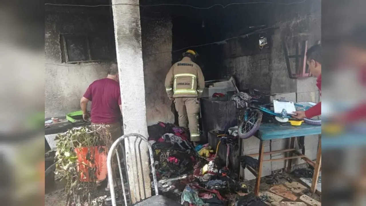 Incendio ocurrido en la colonia Sacramento del municipio de Lerdo. Foto: Facebook Protección Civil y Bomberos Lerdo.