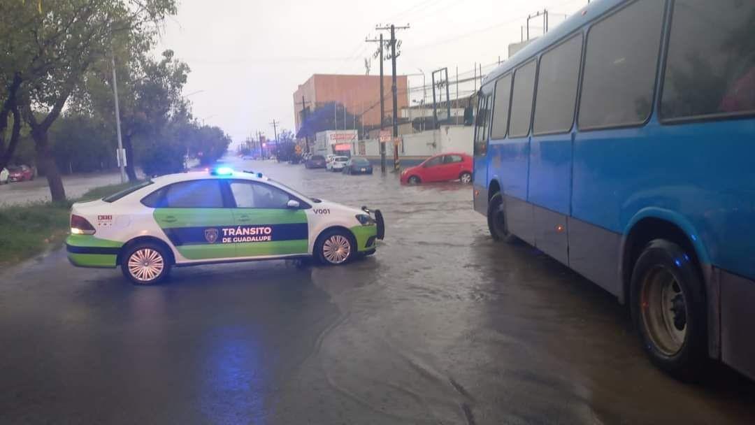 En la avenida Constituyentes de Nuevo León y Vía a Tampico en Guadalupe autoridades realizaron cierre para evitar riesgo a los automovilistas. Foto: Especial