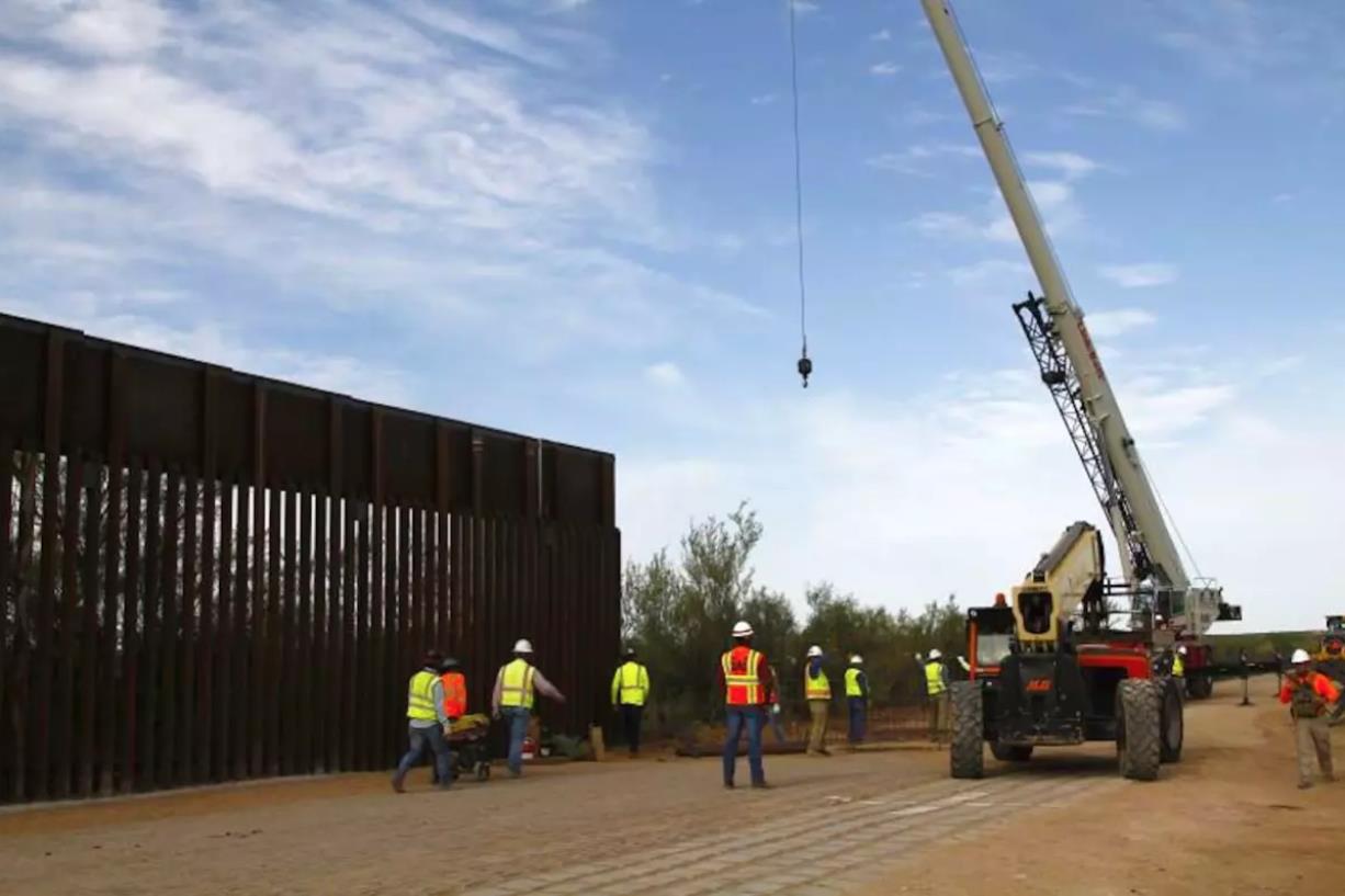 Las labores de construcción, que se llevarán a cabo en varias zonas del valle del Río Grande, incluirán la edificación tanto de barreras físicas como de vías para prevenir la entrada irregular de migrantes a territorio estadounidense. Foto: AP