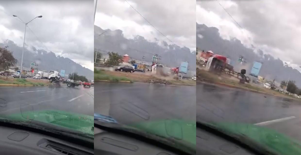 Fue otro automovilista quien alcanzó a captar el momento en el que el vehículo derrapa y vuelca en plena arteria a la altura del monumento La Puerta. Foto: Captura de pantalla