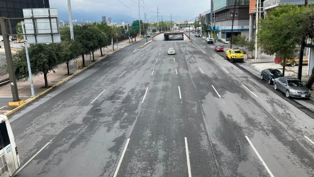 Las principales arterias viales de la zona metropolitana dé Monterrey, lucen sin trabajo y con movilidad ágil. Foto: Armando Galicia