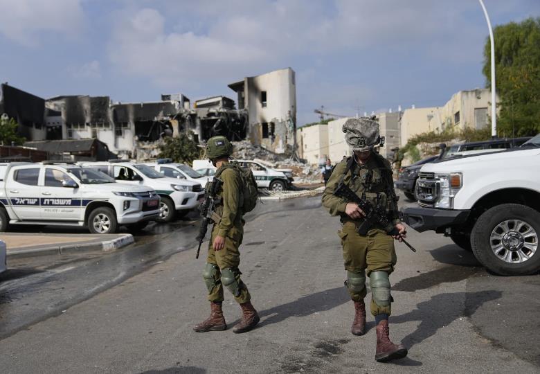 Tropas israelíes luchaban el domingo en las calles del sur de Israel con milicianos de Hamas. Foto. AP