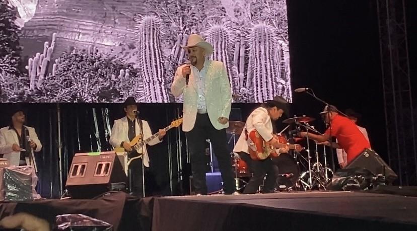 Durante el homenaje a su padre, Arnulfo Jr. también cantó temas como Soy de la calle y Adultera. Foto. Arturo González