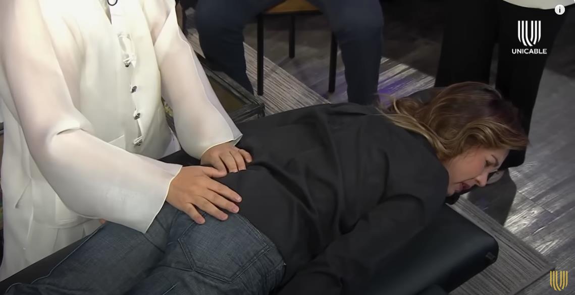 Yolanda Andrade fue sometida a una terapia de reiki con el propósito de sanar los males que la han aquejado en los últimos meses. Foto. Captura Canal Unicable